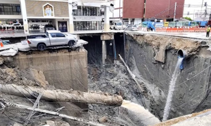 Major Road Collapse in Bangkok Near Vajira Hospital; No Casualties Reported