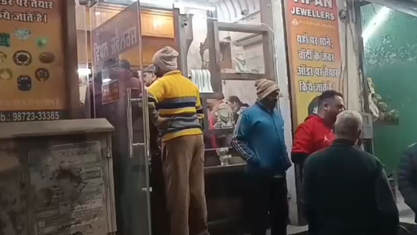 Jalandhar: Masked Robbers Attempt Loot at Jewellery Shop
