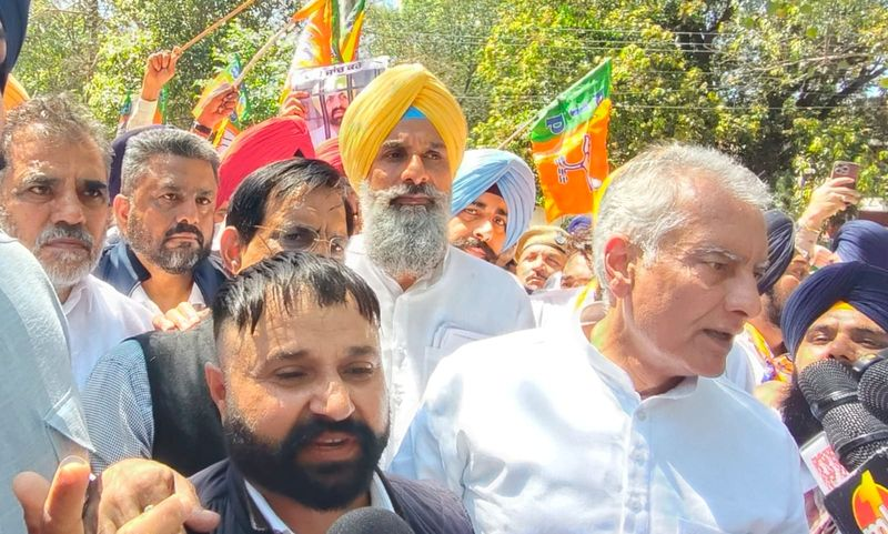 Opposition Protests Outside Bhagwant Mann’s Residence Over Randhawa Death
