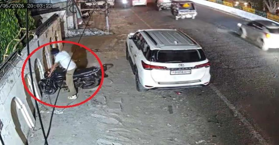 Jalandhar: Thief caught on Camera stealing Motorcycle outside GS Honda Showroom